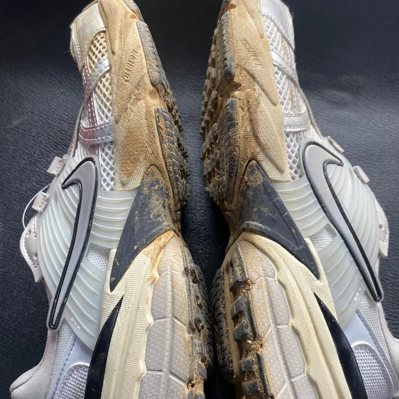 Sepatu sneakers putih kotor penuh lumpur sebelum dicuci di Rawatin