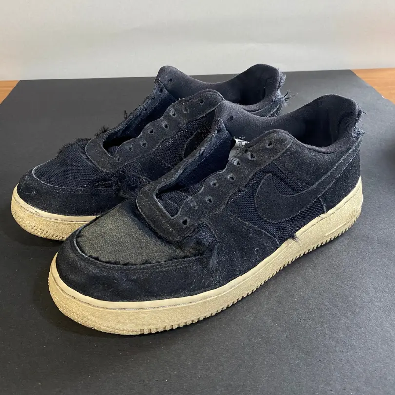 Sepatu dengan warna pudar dan mengelupas sebelum di-repaint di Rawatin