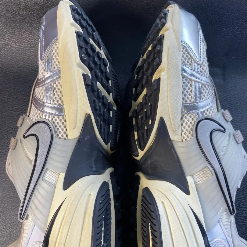 Sepatu sneakers putih bersih total setelah dicuci di Rawatin