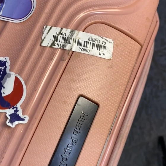 Koper Hush Puppies warna peach dengan label bandara dan noda sebelum dicuci di Rawatin