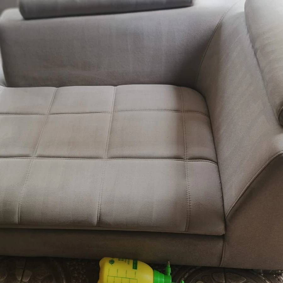 Sofa kain abu-abu yang bersih dan segar setelah dicuci di Rawatin