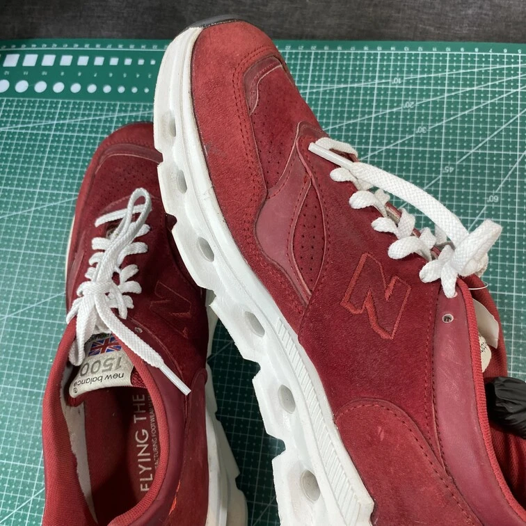 Sepatu New Balance merah dengan sol putih baru terpasang rapi setelah direparasi di Rawatin